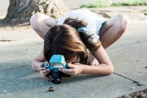 Дівчина зйомки равлик — стокове фото