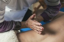Terapeuta fazendo massagem oriental com as mãos — Fotografia de Stock