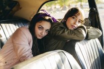 Жінки сидять на задньому сидінні в машині — стокове фото
