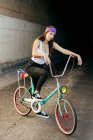 Mulher sentada na bicicleta — Fotografia de Stock