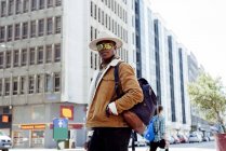 Schwarzer Mann steht auf der Straße — Stockfoto
