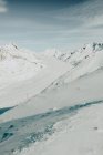 Высокие снежные горы — стоковое фото