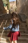 Mädchen geht die Treppe hinauf — Stockfoto