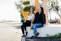 Веселі жінки беруть селфі на вулицю — стокове фото