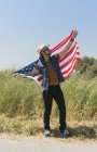 Homem de pé com bandeira americana — Fotografia de Stock