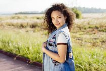 Adolescente debout sur le chemin dans la campagne — Photo de stock
