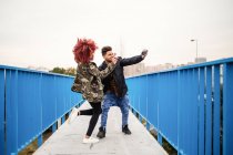 Paar läuft auf Brücke — Stockfoto