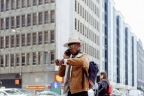 Schwarzer Mann spricht auf Smartphone — Stockfoto