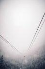 Funicular viajando en paisaje nevado - foto de stock