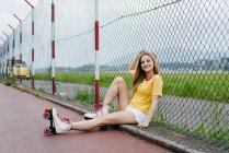 Teenager-Mädchen mit Rollschuhen — Stockfoto