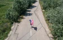 Donna che cammina con bandiera americana — Foto stock