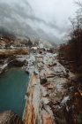 Fluss und kleine Stadt in den Bergen — Stockfoto
