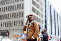 Schwarzer Mann spricht auf Smartphone — Stockfoto