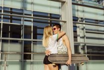 Paar umarmt sich vor Gebäude — Stockfoto