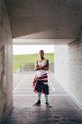 Trendiger Hipster mit US-Flagge am Gürtel — Stockfoto