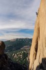 Hombre escalador escalando una escarpada grieta de granito, La Pedriza, España - foto de stock