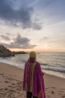 Триатлоніст стоїть на піщаному пляжі — стокове фото