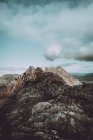 Cima rocciosa sulla catena montuosa — Foto stock