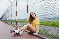 Adolescente ragazza che indossa pattini a rotelle — Foto stock