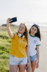 Adolescentes prenant selfie à l'extérieur — Photo de stock