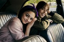Mulheres sentadas no banco de trás no carro — Fotografia de Stock