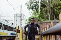 Чорний чоловік ходить на рейках — стокове фото