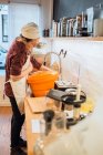 Mulher lavando salada na pia — Fotografia de Stock