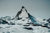 Alto pico coberto de neve — Fotografia de Stock