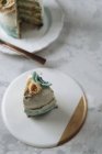 Porción de pastel de flor de crema de mantequilla - foto de stock