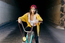 Mujer sentada en bicicleta - foto de stock