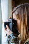 Женщина с винтажной фотокамерой — стоковое фото