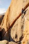 Scalatore di roccia che arrampica su una ripida crepa di granito, La Pedriza, Spagna — Foto stock