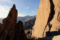 Скалолаз, взбирающийся на крутую гранитную трещину, Ла-Педриса, Испания — стоковое фото