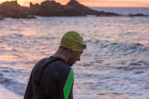 Триатлоніст стоїть на пляжі — стокове фото