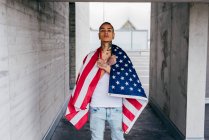 Trendy hipster in piedi con bandiera — Foto stock