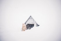 Cabina solitaria nel paesaggio della neve. — Foto stock