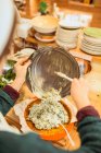 Приготувати покласти соус на тарілку — стокове фото