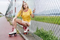 Девушка-подросток на роликовых коньках — стоковое фото