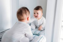Junge blickt in Spiegel — Stockfoto