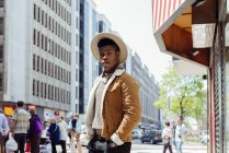 Чорний чоловік стоїть на вулиці — стокове фото