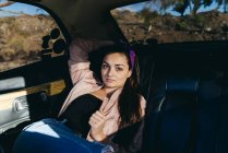Mujer sentada en el coche - foto de stock
