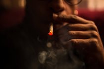 Homme fumant cigarette — Photo de stock