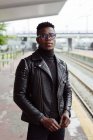 Schwarzer Mann steht auf Bahnsteig — Stockfoto