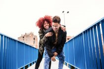 Paar amüsiert sich auf Brücke — Stockfoto