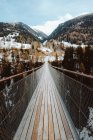 Holzbrücke im Wald im Winter — Stockfoto