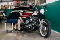 Mécanicien réparation moto — Photo de stock