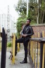 Schwarzer Mann steht auf der Straße — Stockfoto