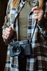 Femme avec appareil photo vintage — Photo de stock