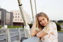 Junge Frau steht auf Brücke — Stockfoto