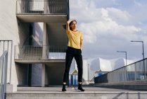 Спортивна жінка стоїть перед будівлею — стокове фото